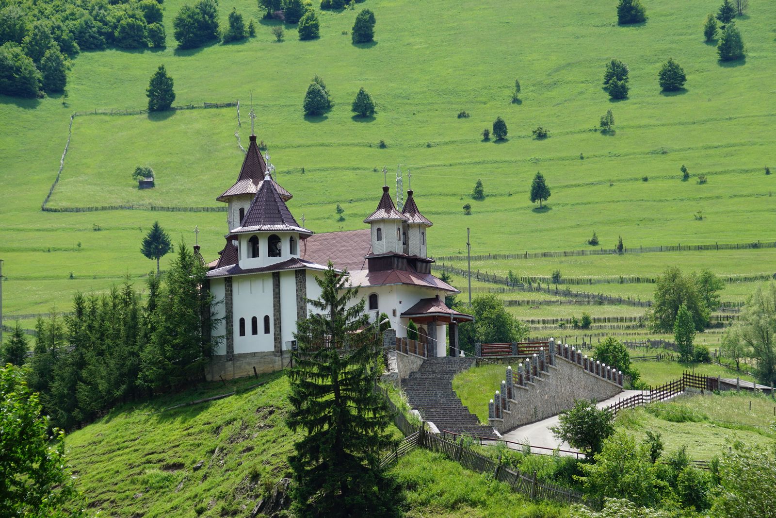 Biserică înconjurată de verdeață — sprijin de 300.000 de lei pentru trei parohii ortodoxe din Hemeiuș