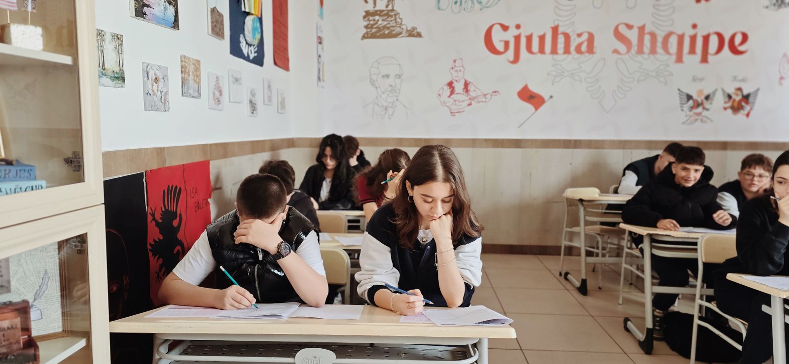 Elevi în timpul orei într-o sală de clasă — Școala Gimnazială „Grigore Tăbăcaru
