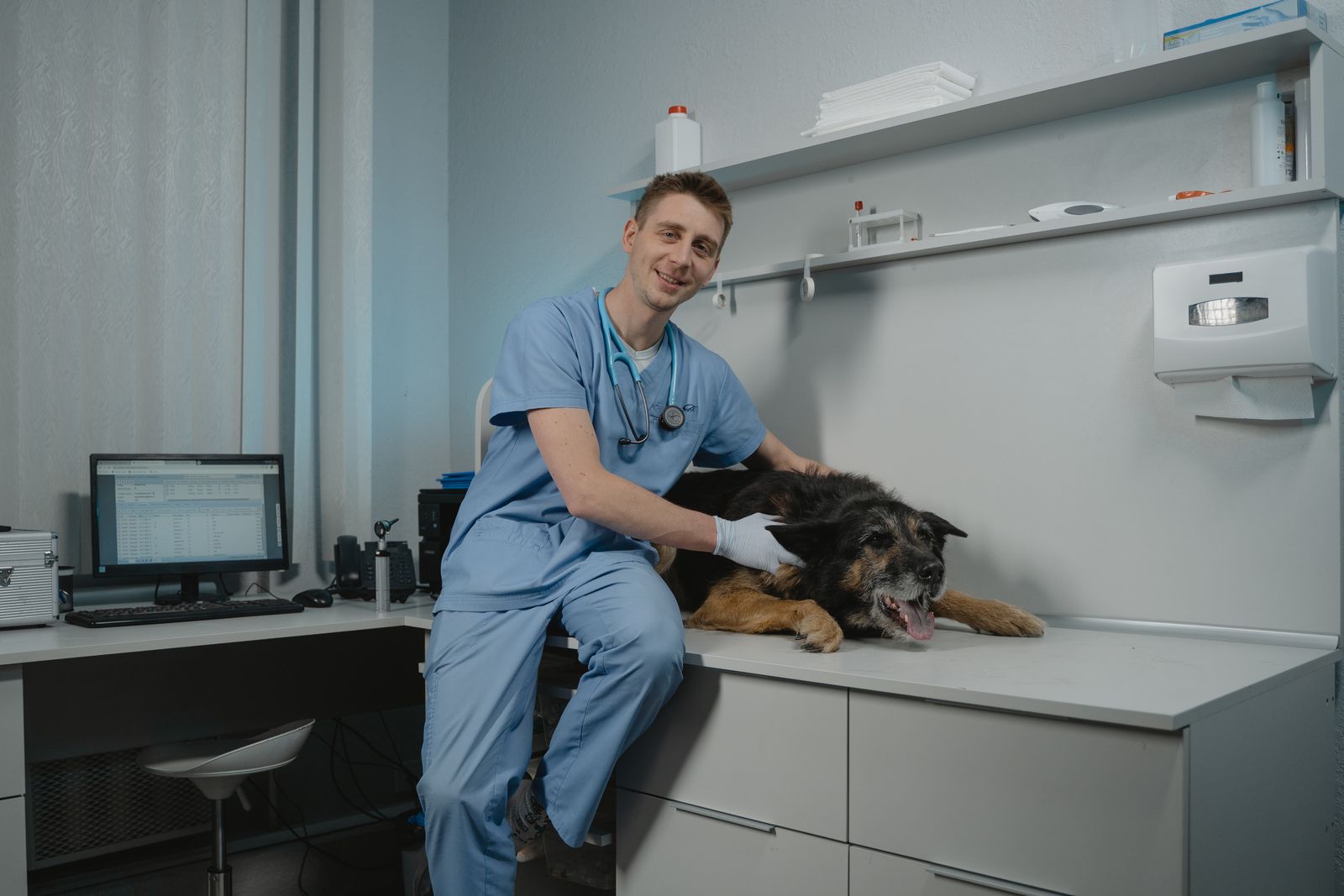 Dr. Micela-Mariana Benea, medic veterinar la Hemeiuș — examinare într-un cabinet modern